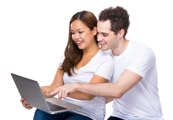 Casal usando laptop juntos — Fotografia de Stock