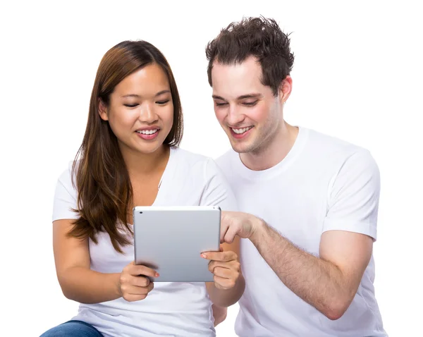 Paar nutzt gemeinsam Tablet — Stockfoto