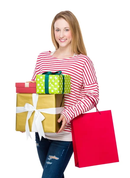 Femme tenant sac à provisions et boîte cadeau — Photo