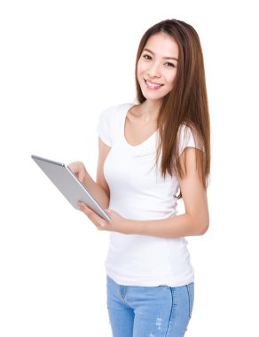 tablet ile genç kadın