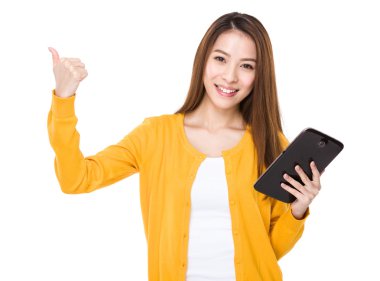 tablet ve başparmak ile kadın