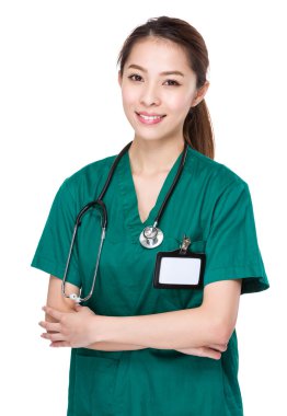 kollarını çapraz kadın doktor