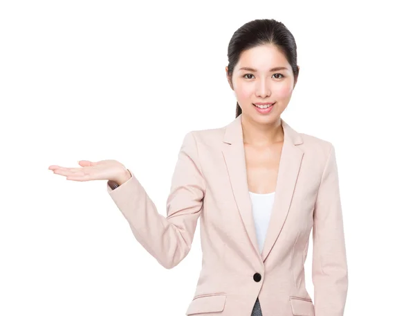 Geschäftsfrau mit Handpräsentation — Stockfoto