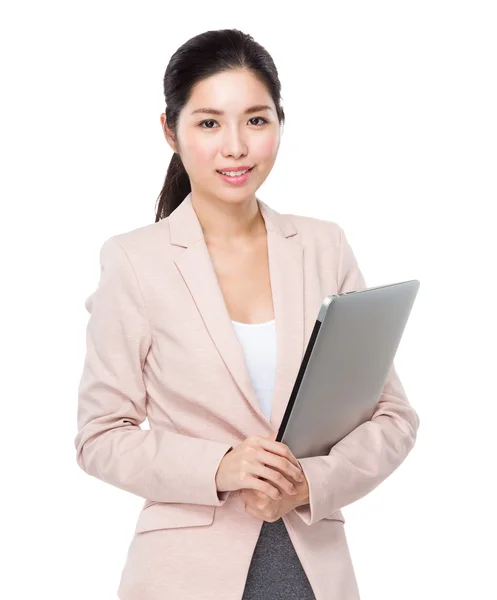 Affärskvinna med bärbar dator — Stockfoto