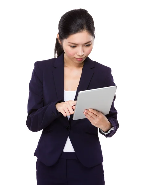 Empresaria usando tableta digital — Foto de Stock