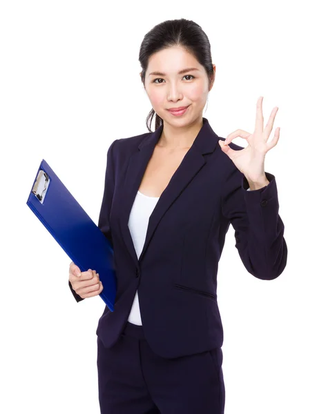 Geschäftsfrau mit Klemmbrett und Ok-Schild — Stockfoto