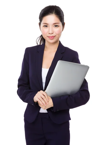 Zakenvrouw met laptop — Stockfoto