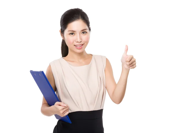 Mujer con portapapeles y pulgar hacia arriba — Foto de Stock