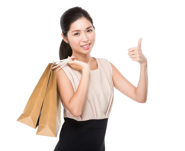 Femme avec sacs à provisions et pouce levé — Photo