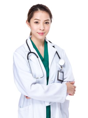 kollarını çapraz kadın doktor