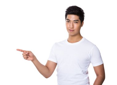 parmak işareti bir yana olan adam