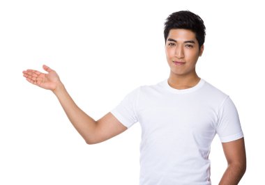 genç adam bir şeyler gösteriyor