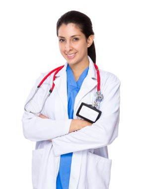kollarını çapraz kadın doktor