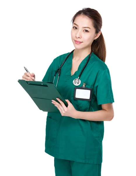 Médica feminina escreve na área de transferência — Fotografia de Stock