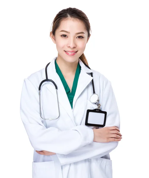 Kvinnliga läkare med armarna korsade — Stockfoto