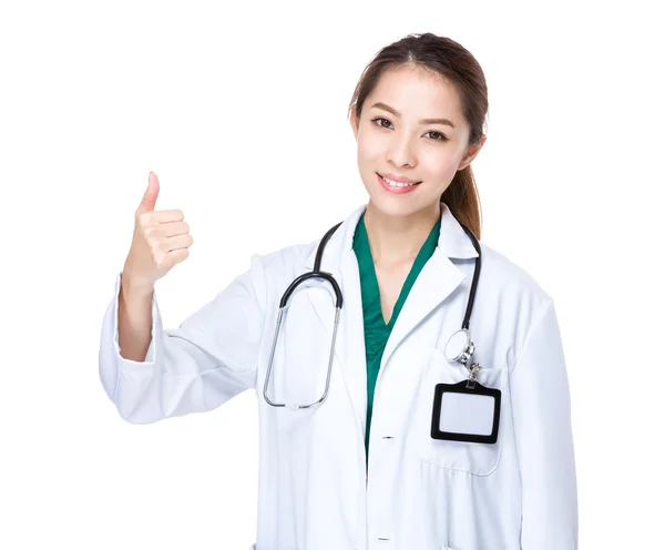 Ženský lékař s palcem nahoru — Stock fotografie