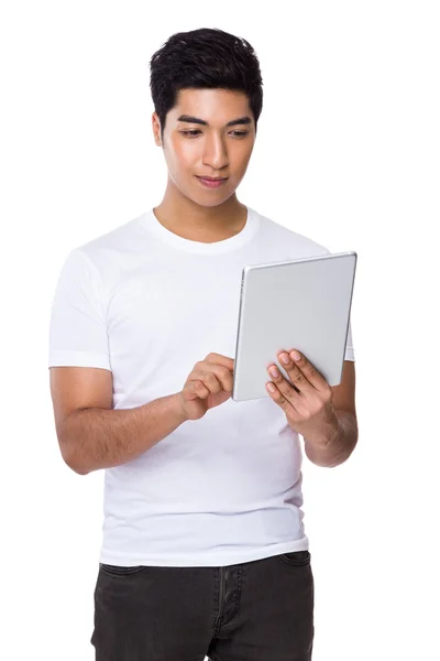 Man met digitale tablet — Stockfoto