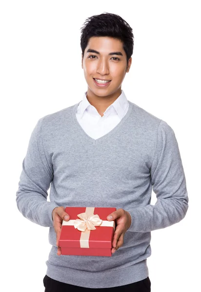 Homem com caixa de presente — Fotografia de Stock