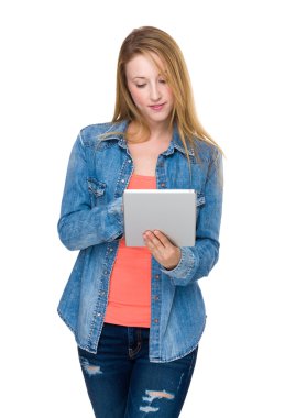 dijital tablet kullanan kadın