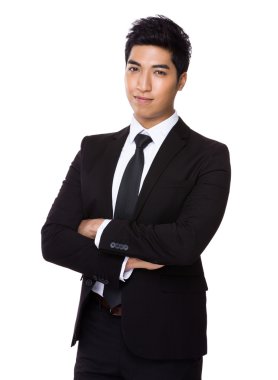 Kollarını kavuşturmuş genç iş adamı