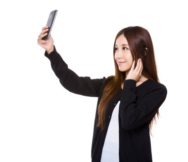Kadın akıllı telefonuyla selfie çekiyor.