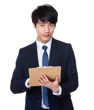 İşadamı panoda yazıyor