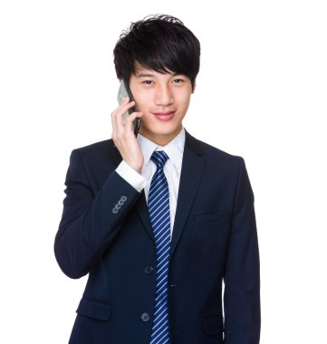 İş adamı cep telefonuyla konuşuyor.