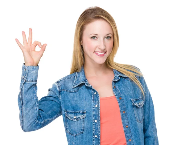 Woman with ok sign — Stock Photo, Image