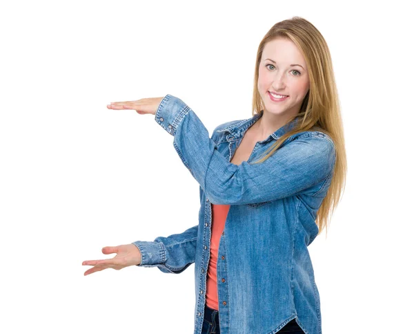 Frau mit zwei offenen Handflächen — Stockfoto