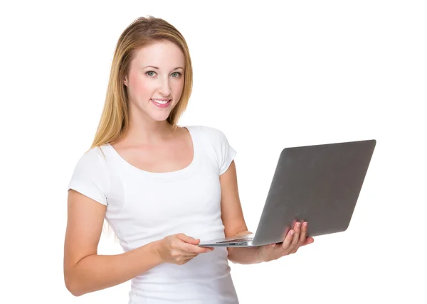 Vrouw met laptop — Stockfoto