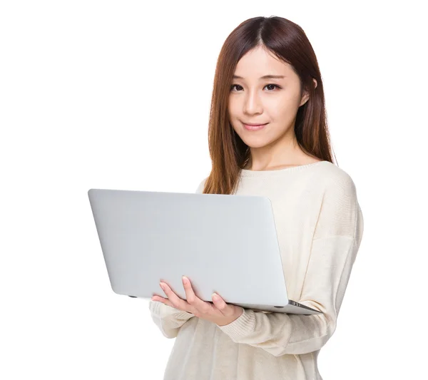 Mujer usando ordenador portátil —  Fotos de Stock