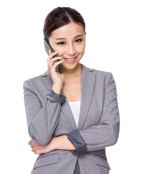 Mujer de negocios hablando por teléfono móvil —  Fotos de Stock