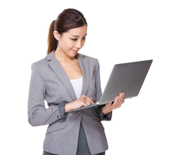 นักธุรกิจหญิงใช้คอมพิวเตอร์แล็ปท็อป — ภาพถ่ายสต็อก