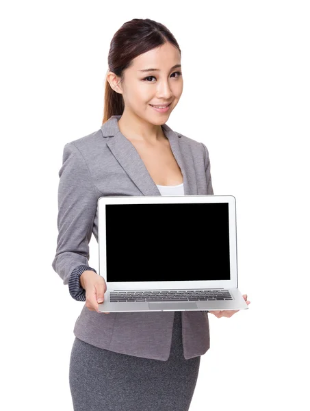 Mujer de negocios con ordenador portátil —  Fotos de Stock