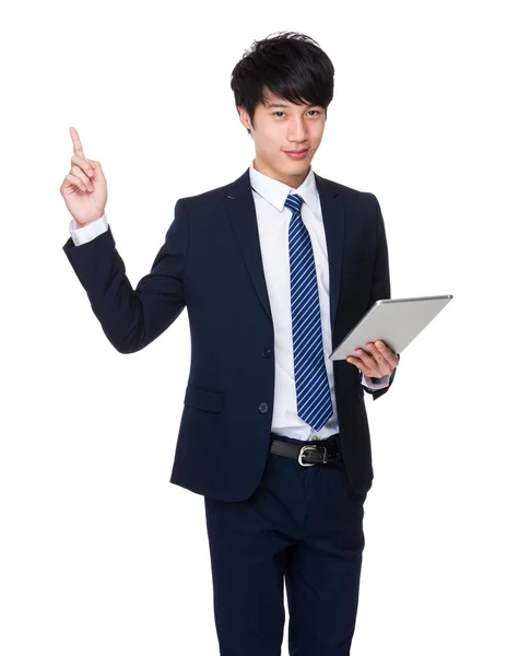 Бізнесмен з планшетом і вказівкою пальця вгору — стокове фото