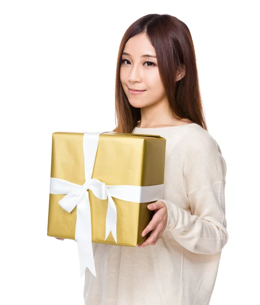 Donna con scatola regalo — Foto Stock