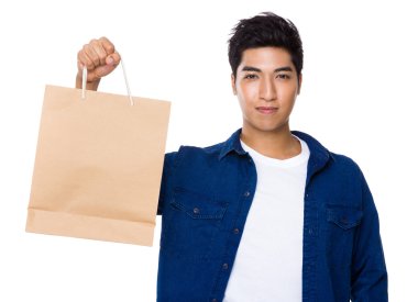 Alışveriş çantalı adam.