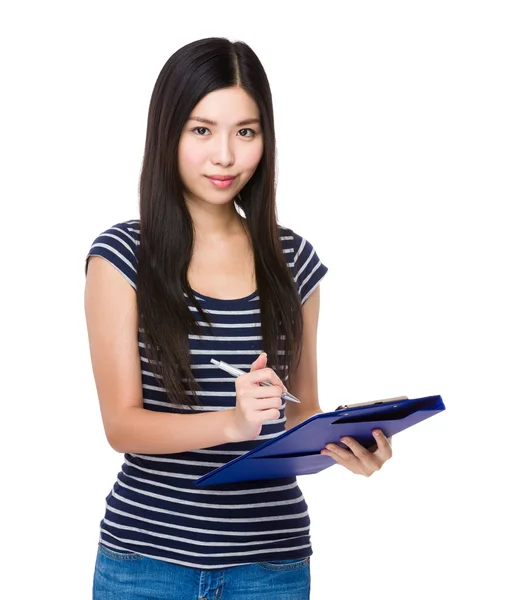 Woman writes on clipboard — Stock Photo, Image