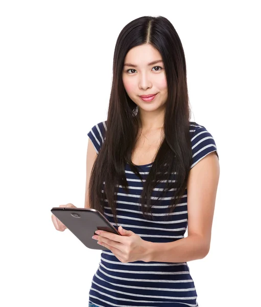 Mujer con tablet digital — Foto de Stock