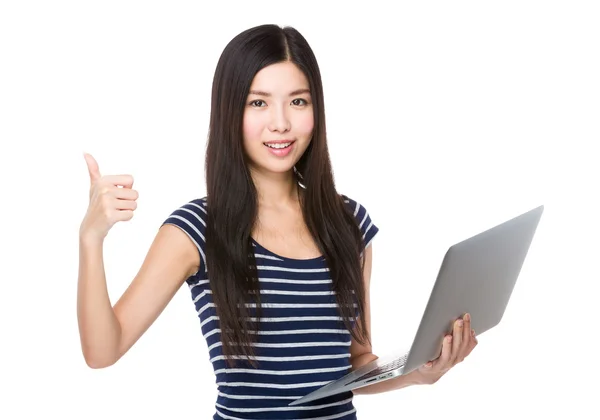 Woman with laptop and thumb up — Stock Photo, Image