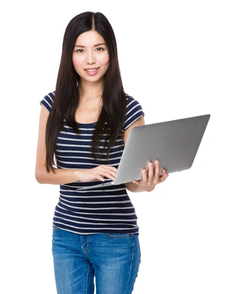 Woman with laptop computer — Stock Photo, Image