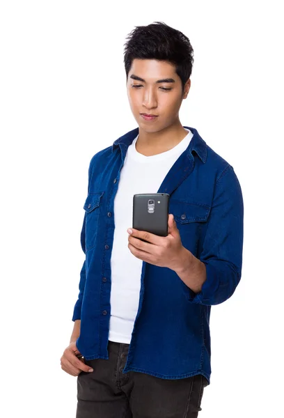 Man looking at cellphone — Stock Photo, Image