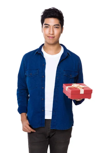 Homme avec boîte cadeau rouge — Photo