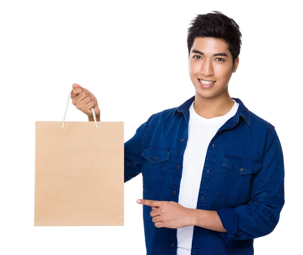 Man pekar på shopping väska — Stockfoto