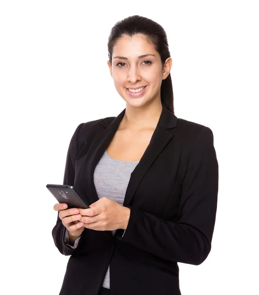 Mujer de negocios utilizando el teléfono celular —  Fotos de Stock