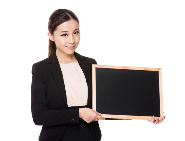 Zakenvrouw met schoolbord — Stockfoto