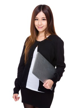 Dizüstü bilgisayarı olan kadın