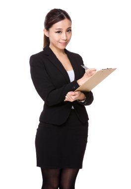 iş kadını panoda yazıyor