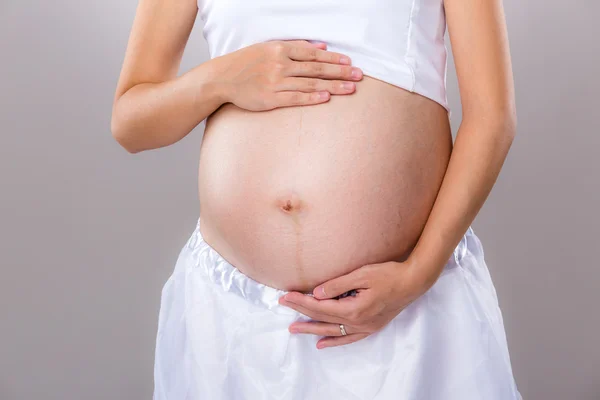 Buik van zwangere vrouw — Stockfoto