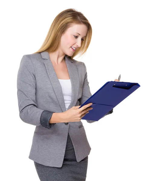 Businesswoman writes on clipboard — Stock Photo, Image